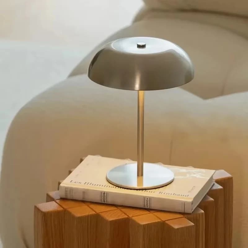 Metall soppformet sengekantine-lampe, USB-oppladbar