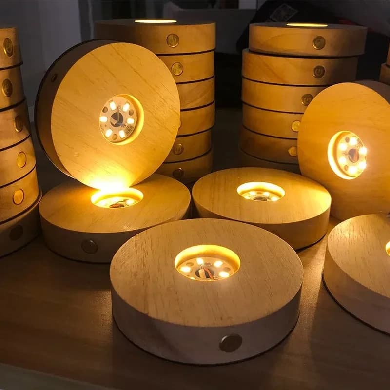 Gjenladbar LED krystallglass displaystativ med trebunn