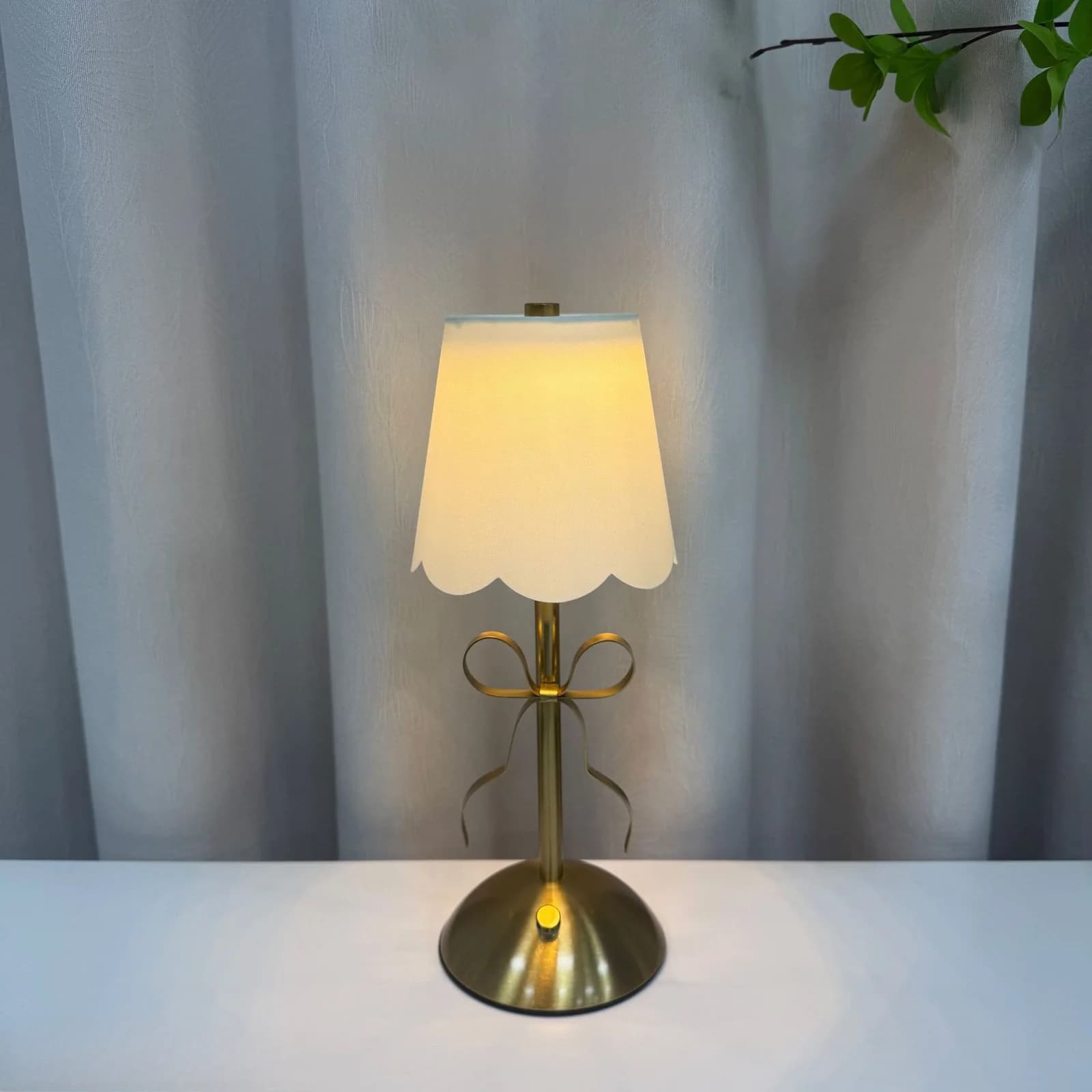 Gullfarget bordlampe med stoffskjerm og bånd